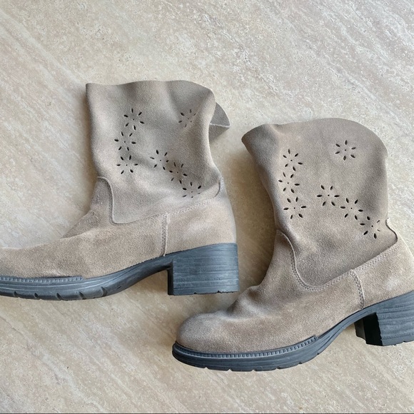 CLOSET CLOSING Martino Suede Floral Cut Out High Quality Boots - Picture 10 of 13